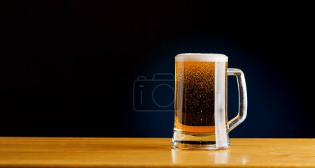 Téléchargez les photos : Bière sur le bar : Bière rafraîchissante sur une table en bois. Avec espace de copie - en image libre de droit