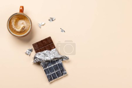 Téléchargez les photos : Pause café bonheur : barre de chocolat jumelée à une tasse de café. Pose plate avec espace de copie - en image libre de droit