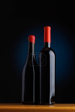 Téléchargez les photos : Sophistication du vin : Bouteilles élégamment affichées sur une table de bar - en image libre de droit