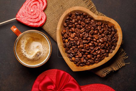 Foto de Amor por el café: Una taza y un tazón en forma de corazón con frijoles asados. Puesta plana - Imagen libre de derechos