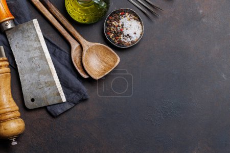 Foto de Fundamentos culinarios: Diversos utensilios de cocina y especias en la mesa de piedra. Piso con espacio de copia - Imagen libre de derechos