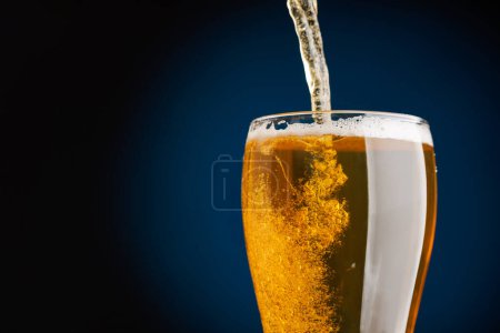 Foto de Verter cerveza en la barra: Primer plano refrescante de la cerveza de barril. Con espacio de copia - Imagen libre de derechos