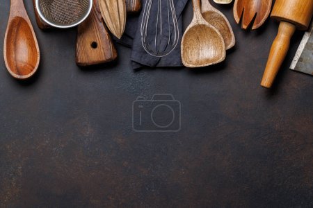 Téléchargez les photos : L'essentiel culinaire : Des ustensiles de cuisine variés sur une table en pierre. Pose plate avec espace de copie - en image libre de droit
