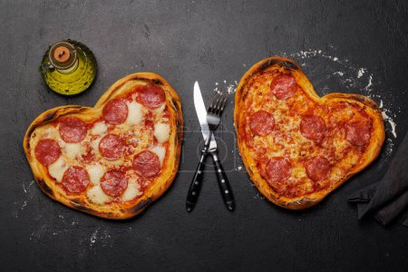 Foto de Pizzas en forma de corazón: Delicioso plato con temática de amor. Puesta plana - Imagen libre de derechos