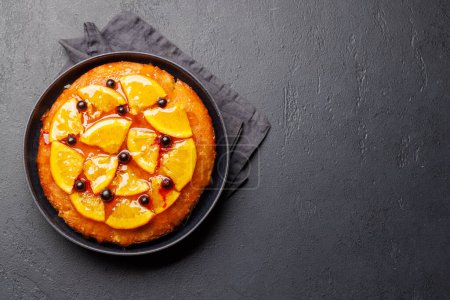 Foto de Pastel dulce con rodajas de naranja y bayas. Piso con espacio de copia - Imagen libre de derechos