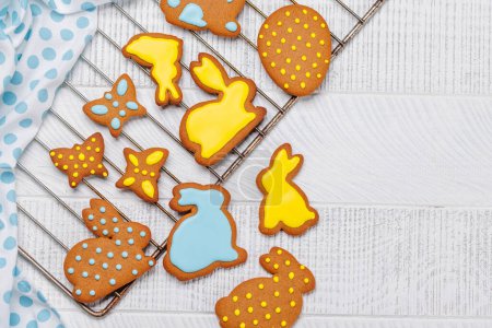 Foto de Dulzura de Pascua: Adorables galletas de jengibre en formas festivas. Piso con espacio de copia - Imagen libre de derechos