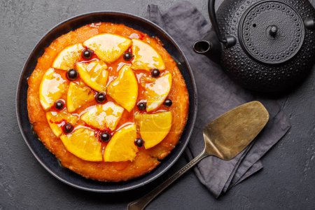 Téléchargez les photos : Gâteau sucré avec tranches d'orange et baies. Pose plate - en image libre de droit