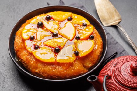 Téléchargez les photos : Gâteau sucré aux tranches d'orange et baies - en image libre de droit
