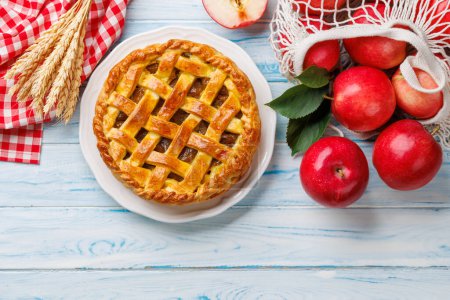 Téléchargez les photos : Délicieuse tarte aux pommes rouges fraîches. Pose plate - en image libre de droit