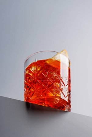 Téléchargez les photos : Cocktail délice : Negroni classique sur fond gris avec espace de copie - en image libre de droit