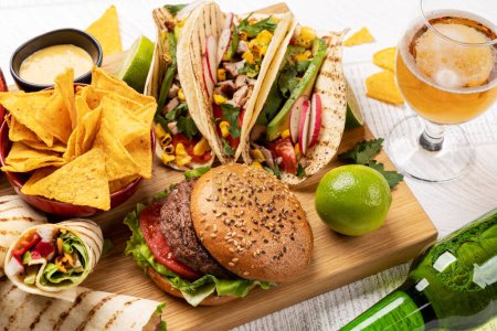 Téléchargez les photos : Nourriture mexicaine avec tacos, burritos, nachos, burgers et plus - en image libre de droit