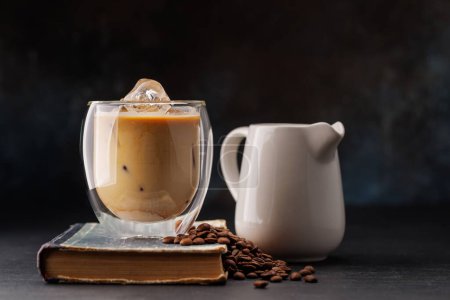 Téléchargez les photos : Café froid glacé et grains de café fraîchement torréfiés. Avec espace de copie - en image libre de droit