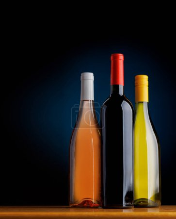 Foto de Sofisticación del vino: Botellas elegantemente exhibidas en una mesa de bar - Imagen libre de derechos