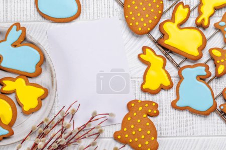 Foto de Dulzura de Pascua: Adorables galletas de jengibre en formas festivas. Piso con tarjeta de espacio de copia - Imagen libre de derechos