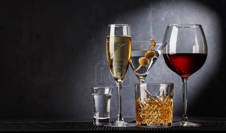 Foto de Whisky, vino, champán, copas de cóctel, elegante y seductor. Con espacio de copia - Imagen libre de derechos