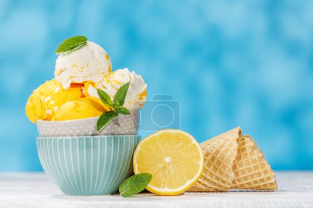 Téléchargez les photos : Gâteries rafraîchissantes à la crème glacée avec un soupçon de saveur citronnée et de cônes de gaufres - en image libre de droit