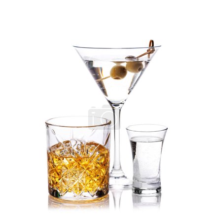 Foto de Whisky, tragos de chupito y cóctel, elegantes y tentadores. Aislado sobre fondo blanco - Imagen libre de derechos