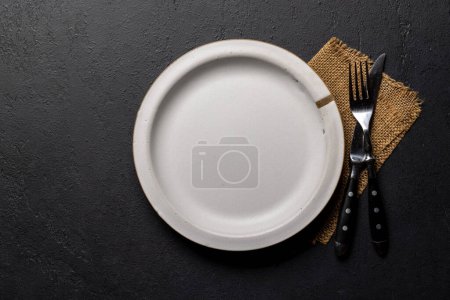 Téléchargez les photos : Maquette pour un délicieux repas. Assiette vide sur une table. Pose plate avec espace de copie - en image libre de droit