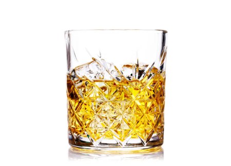 Foto de Whisky con cubitos de hielo cristalino. Aislado sobre fondo blanco - Imagen libre de derechos
