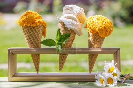 Téléchargez les photos : Crème glacée rafraîchissante dans des cônes de gaufres traite avec un soupçon de saveur citronnée zestée - en image libre de droit