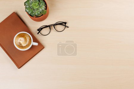 Téléchargez les photos : L'essentiel en milieu de travail : café, bloc-notes et fournitures. Pose plate avec espace de copie - en image libre de droit