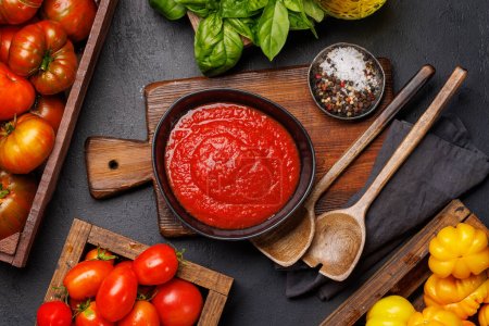 Reichhaltige hausgemachte Tomatensauce und Zutaten. Flache Lage