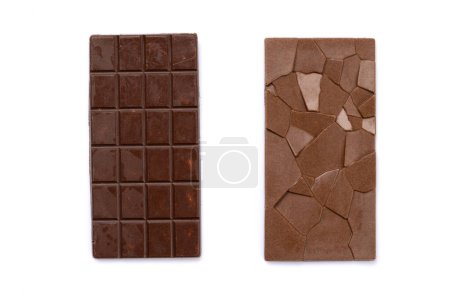 Foto de Dulce tentación: Dos barras de chocolate aisladas sobre fondo blanco - Imagen libre de derechos