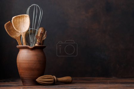 Foto de Fundamentos culinarios: Diversos utensilios de cocina en la mesa de la cocina. Con espacio de copia - Imagen libre de derechos