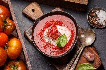 Foto de Refrescante sopa casera de gazpacho de tomate frío - Imagen libre de derechos