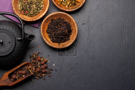 Foto de Una colección de varios tés enclavados en tazones de madera. Piso con espacio de copia - Imagen libre de derechos