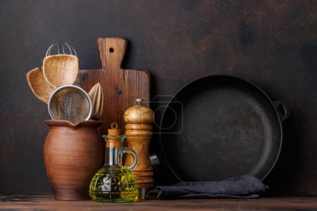 Téléchargez les photos : L'essentiel culinaire : Des ustensiles de cuisine et des épices variés sur la table de cuisine - en image libre de droit