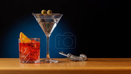 Attrait cocktail : Boissons magnifiquement disposées sur une table de bar avec espace de copie