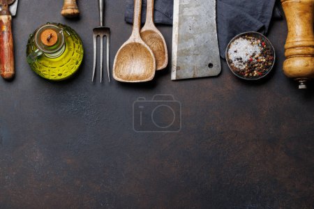 Foto de Fundamentos culinarios: Diversos utensilios de cocina y especias en la mesa de piedra. Piso con espacio de copia - Imagen libre de derechos
