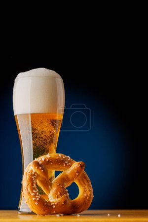 Téléchargez les photos : Bière sur le bar : Bière et bretzel rafraîchissants sur une table en bois. Avec espace de copie - en image libre de droit