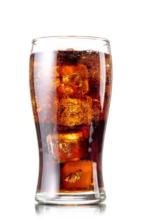Cola mit Eis im Glas isoliert auf weißem Hintergrund