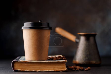 Téléchargez les photos : Café aromatique dans une tasse en papier de tonnelier turc - en image libre de droit