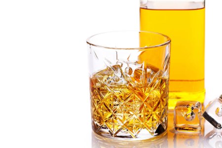 Foto de Whisky con cubitos de hielo cristalino. Aislado sobre fondo blanco - Imagen libre de derechos