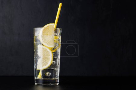 Téléchargez les photos : Cocktail tonique gin sur noir avec espace de copie - en image libre de droit