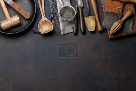 Foto de Esenciales culinarios: Diversos utensilios de cocina sobre mesa de piedra. Piso con espacio de copia - Imagen libre de derechos