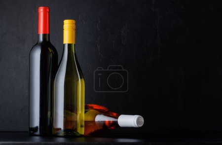 Foto de Varias botellas de vino sobre negro con espacio de copia - Imagen libre de derechos