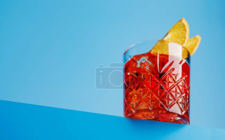 Téléchargez les photos : Cocktail délice : Negroni classique sur un fond bleu froid - en image libre de droit