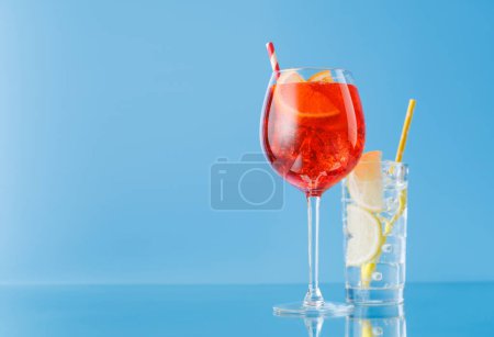 Téléchargez les photos : Aperol spritz et gin tonic cocktails sur bleu avec espace de copie - en image libre de droit