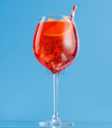 Aperol Spritz Cocktail mit Orangenscheibe und Eis auf Blau