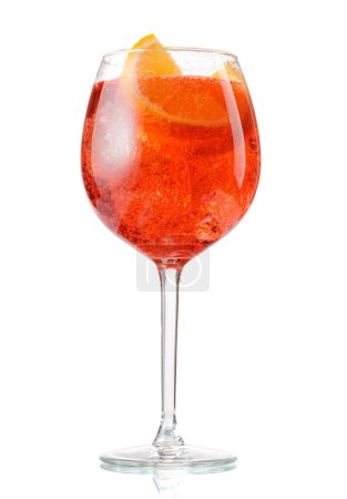 Téléchargez les photos : Aperol Spritz cocktail avec tranche d'orange et glace isolée sur blanc - en image libre de droit
