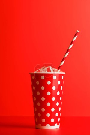 Téléchargez les photos : Coupe en papier avec cola et glace sur fond rouge, avec espace de copie - en image libre de droit
