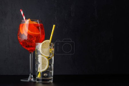 Téléchargez les photos : Aperol spritz et gin tonic cocktails sur noir avec espace de copie - en image libre de droit