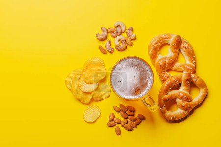 Surtido de soportes de cerveza: patatas fritas, nueces, pretzels. Diversas opciones para refrescar la disposición plana con espacio de copia