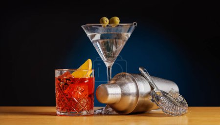 Cocktail allure : Boissons magnifiquement disposées sur une table de bar avec shaker