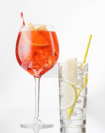 Téléchargez les photos : Aperol spritz et gin tonic cocktails sur gris avec espace de copie - en image libre de droit