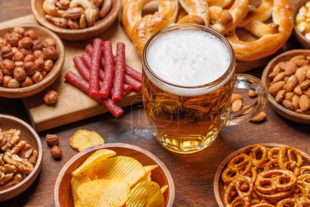 Surtido de soportes de cerveza: patatas fritas, nueces, pretzels. Diversas opciones para refrescarse